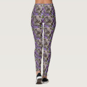 「紫の夢を見るジャカランダの木のコアラ レギンス (裏面)