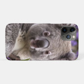 「紫の夢を見るジャカランダの木のコアラ Case-Mate iPhoneケース (裏面(横))