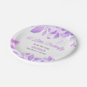 紫の小さな蝶が赤ちゃんシャワーの途中にある ペーパープレート (アングル)