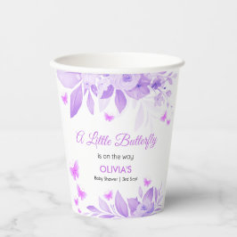 紫の小さな蝶が赤ちゃんシャワーの途中にある 紙コップ