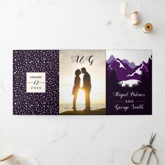 紫の山と木の写真の冬の結婚式 三つ折り招待状 (外部)