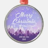 紫の平和な雪の森メリークリスマス メタルオーナメント (正面)