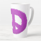 紫の平和サイン カフェラテマグ (右アングル)