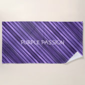 紫の情熱の対角ストライプのパーソナライズされた ビーチタオル (正面)