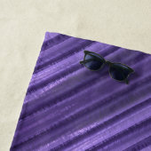 紫の情熱の対角ストライプのパーソナライズされた ビーチタオル (インサイチュ)