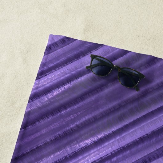 紫の情熱の対角ストライプのパーソナライズされた ビーチタオル (インサイチュ)