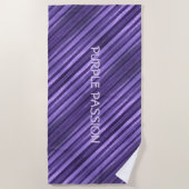 紫の情熱の対角ストライプのパーソナライズされた ビーチタオル (正面)