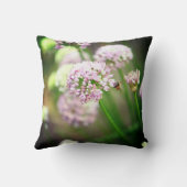 紫の斜めのネギの花で幸せ クッション (裏面)