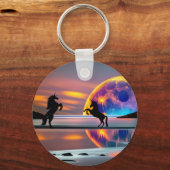 紫の日没、ユニコーン、満月のビーチ キーホルダー (裏面)