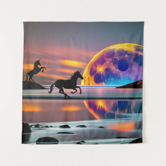 紫の日没、ユニコーン、満月のビーチ タペストリー (正面)