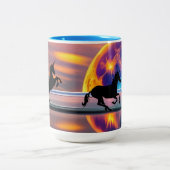 紫の日没、ユニコーン、満月のビーチ ツートーンマグカップ (中央)