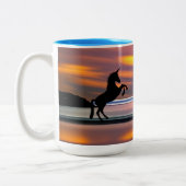 紫の日没、ユニコーン、満月のビーチ ツートーンマグカップ (左)