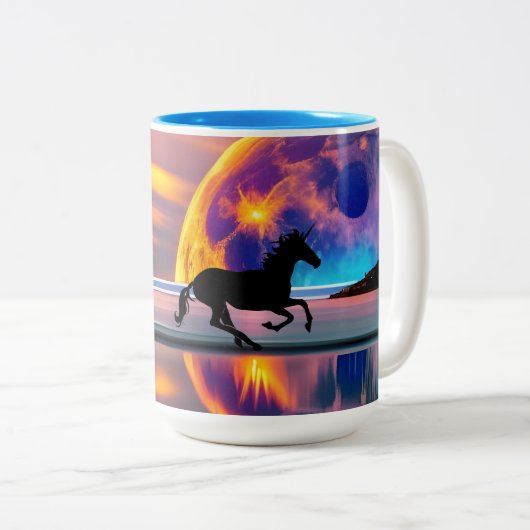 紫の日没、ユニコーン、満月のビーチ ツートーンマグカップ (正面右)