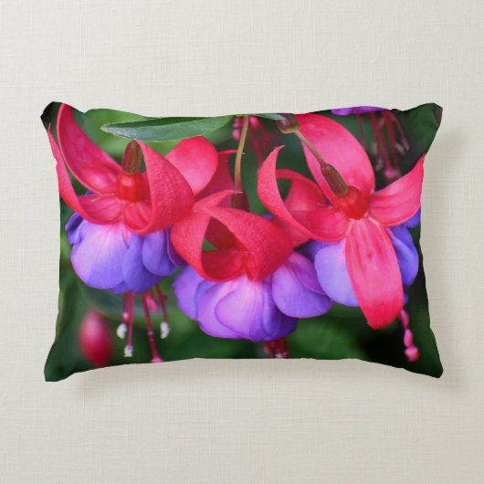 紫の明るい赤紫色の花とピンクの萼片フローラ アクセントクッション (正面)