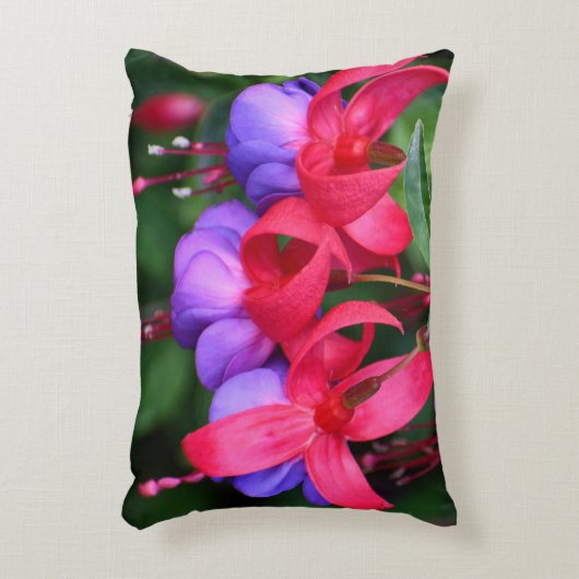 紫の明るい赤紫色の花とピンクの萼片フローラ アクセントクッション (正面(垂直))