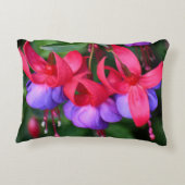紫の明るい赤紫色の花とピンクの萼片フローラ アクセントクッション (裏面)