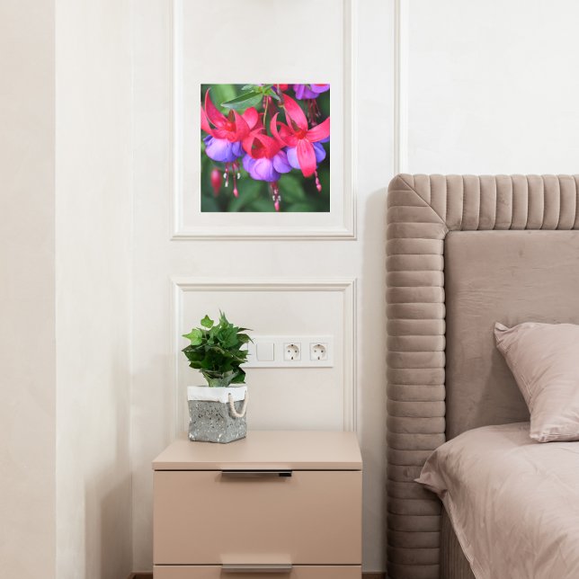 紫の明るい赤紫色の花とピンクの萼片フローラ メタルプリント (In Situ)