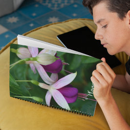 紫の明るい赤紫色の花と白い萼片フローラ プランナー手帳