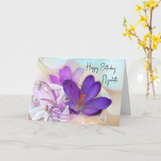 紫の春かわいらしクロカス誕生日の写真 カード (黄色い花)
