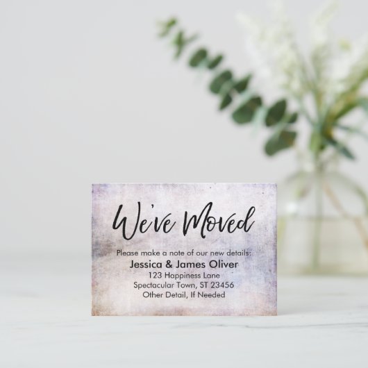 紫の毛に書かれた「引っ越しました」の手書グランジき 名刺 (スタンド正面)