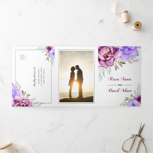 紫の水彩花の花束 ウェディング フォト 三つ折り招待状 (外部)