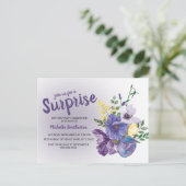 紫の水色フローラオンピンクサプライズ誕生日 ポストカード (スタンド正面)