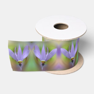 紫の淡い色のユリの花をクローズアップ サテンリボン