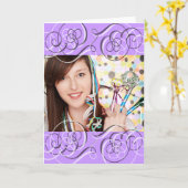 紫の渦巻かわいらしき写真の誕生日 カード (黄色い花)