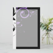 紫の渦巻きアクセントを持つ白黒 便箋 (スタンド正面)