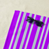 紫の灰色がかった灰色のストライプ緑のかわいらし線 ビーチタオル (インサイチュ)