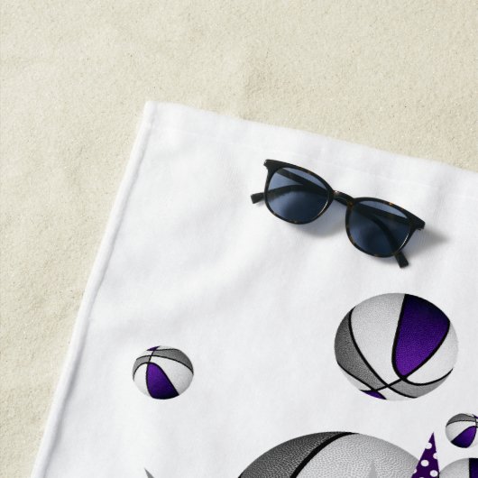 紫の灰色のバスケットは女の子をモノグラムの主演 ビーチタオル (インサイチュ)