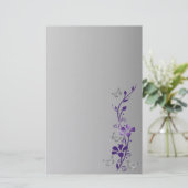 紫の灰色のフローラの結婚文房具 便箋 (スタンド正面)