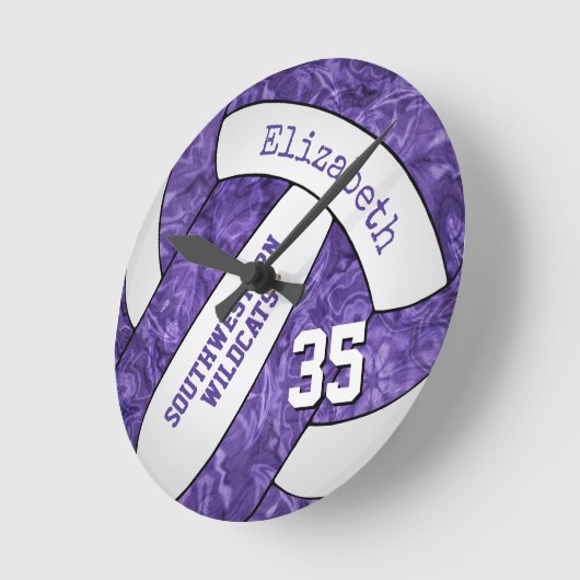 紫の白いカスタムスポーティガーリーなバレーボール室 ラウンド壁時計 (傾斜)