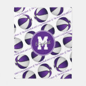 紫の白いバスケットボールコートは私の幸せな場所だ フリースブランケット (正面)