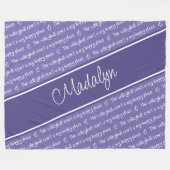 紫の白いバレーボールのコートは私の幸せな場所 フリースブランケット (正面(横))