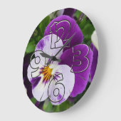 紫の白いヒナギク ラージ壁時計 (傾斜)