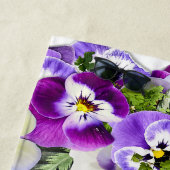 紫の白のフローラモノグラム名 ビーチタオル (インサイチュ)