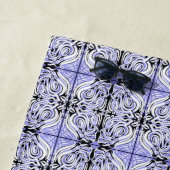 紫の白黒カーリー抽象芸術の繰り返しパターン ビーチタオル (インサイチュ)