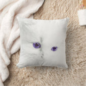 紫の目を持つ柔らかい白い子猫 クッション (ブランケット)
