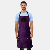 紫の空の金ゴールド星ビューティシアンモノグラム エプロン (着用した状態)