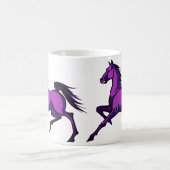 紫の突き出し馬のマグ コーヒーマグカップ (中央)