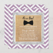 紫の素朴シェブロン蝶ネクタイ男の子の赤ちゃんシャワー 招待状 (正面/裏面)