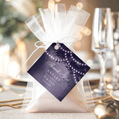 紫の素朴木の天蓋がウッドランド結婚の フェイバータグ