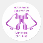 紫の結婚式招待状シールのベルとリボン ラウンドシール (正面)