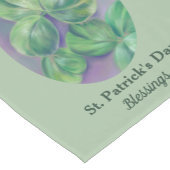 紫の聖パトリックの日に緑のクローバーのシャムロック ショートテーブルランナー (コーナー)