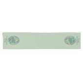 紫の聖パトリックの日に緑のクローバーのシャムロック ショートテーブルランナー (横)