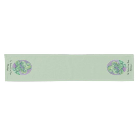 紫の聖パトリックの日に緑のクローバーのシャムロック ショートテーブルランナー (横)