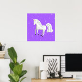 紫の背景と星に魅了されるユニコーン ポスター (ホームオフィス)