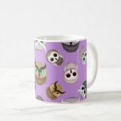紫の背景にかわいいフクロパターン コーヒーマグカップ (正面右)