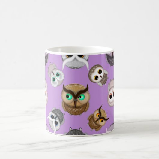 紫の背景にかわいいフクロパターン コーヒーマグカップ (中央)